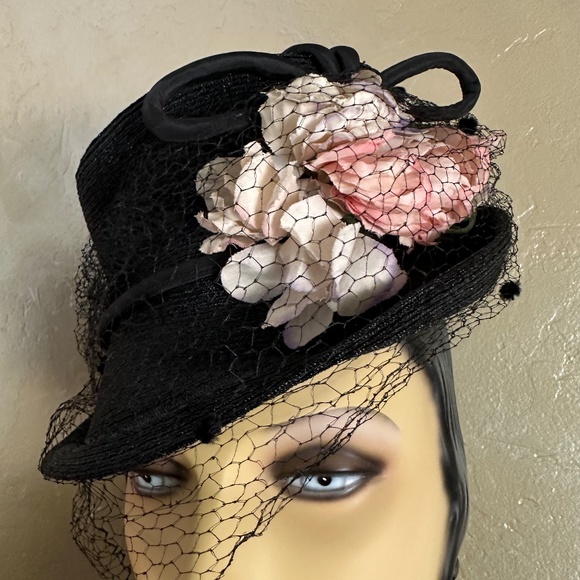 RADIANT 1940s\' BLACK STRAW FEDORA WITH FABRIC FLOWERS + DOTTED VEIL main image 10